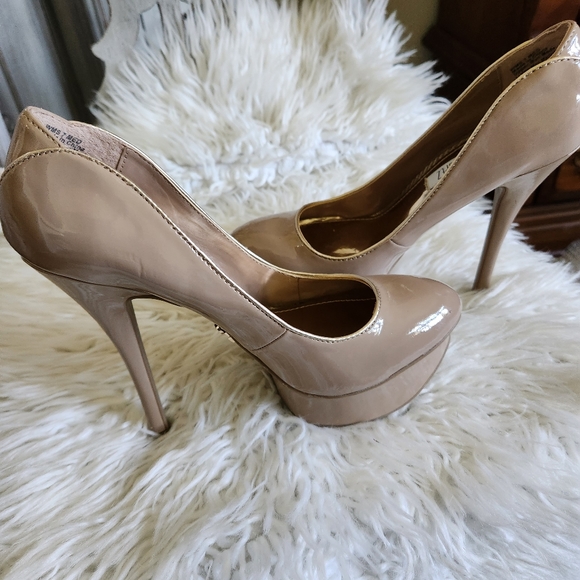 Jennifer Lopez Taupe Shiny Sleek Pump With Gold In Sole Euc - Picture 2 of 7